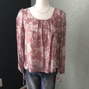 Dusty pink boho-style shirt with tie